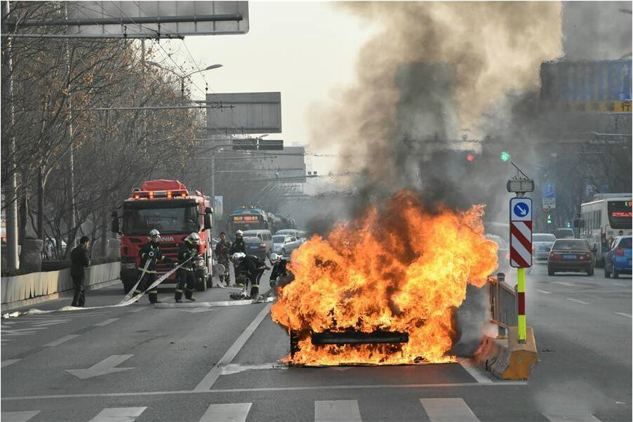 濟南一私家車(chē)街頭自燃