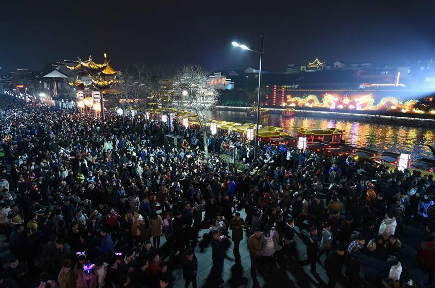 元宵夜南京秦淮燈會(huì )游人如潮