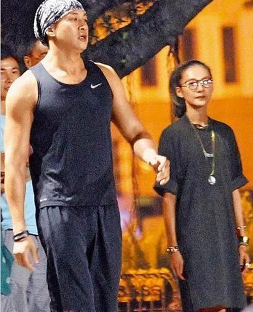 何潤東領(lǐng)證結婚 微博曬妻子Peggy設計的結婚手環(huán)
