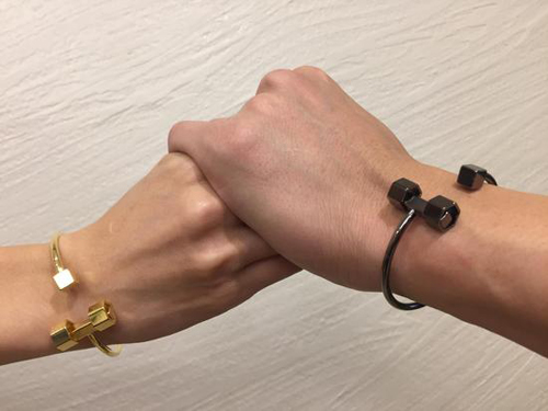 何潤東領(lǐng)證結婚 微博曬妻子Peggy設計的結婚手環(huán)