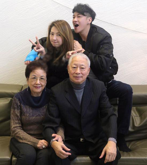 何潤東領(lǐng)證結婚 微博曬妻子Peggy設計的結婚手環(huán)