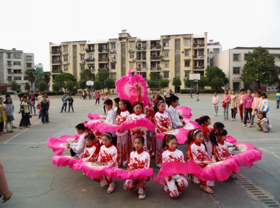 隨州市隨縣炎帝文化廟會(huì )節目匯演在隨縣環(huán)潭鎮舉