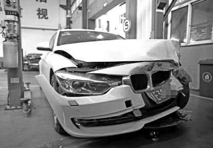 寶馬車(chē)被撞變形氣囊未開(kāi) 車(chē)主質(zhì)疑車(chē)輛安全性