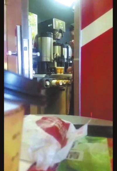 麥當勞員工用勺嘗豆漿再放入杯中攪拌 回應稱(chēng)自己喝
